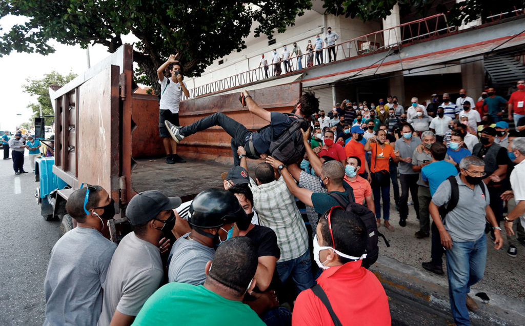 Cuba Cientos de manifestantes toman las calles de La Habana gritando "Libertad"