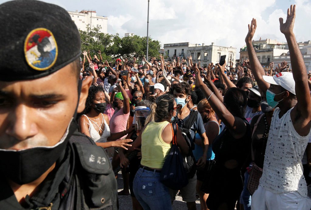 Cuba Protestas People reacciona durante las protestas en contra y en apoyo al gobierno, en La Habana.